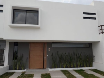 Preciosa Casa en Cañadas del Arroyo, Gran Jardín, 3 Recámaras, 160 m2, de LUJO !