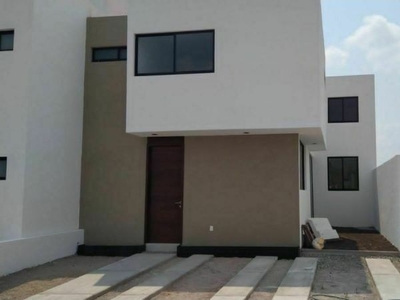 Preciosa Casa en Juriquilla, San Isidro, Doble Altura, 3 Recamaras, Equipada !!