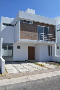 Preciosa Casa en Juriquilla, San Isidro, Jardín, Estudio o 4ta Recamara, Roof..