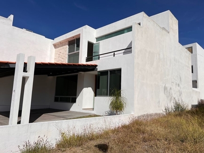 CASA SEMINUEVA EN CORREGIDORA, PEDREGAL DE SCHOENSTATT