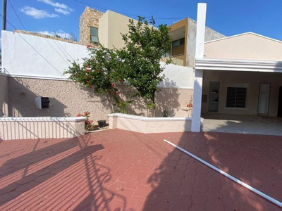 Renta De Casa En San Antonio Cinta, Mérida De 400 M2