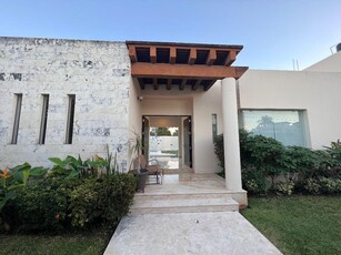 Doomos. CASA EN VENTA CON ALBERCA Y JARDÍN EN ESQUINA EN SODZIL NORTE, MÉRIDA