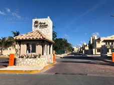 doomos. se vende departamento de 2 recamaras en real amalfi playa del carmen p3845