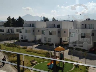 Casa de 3 nivele en renta en Villas del Campo