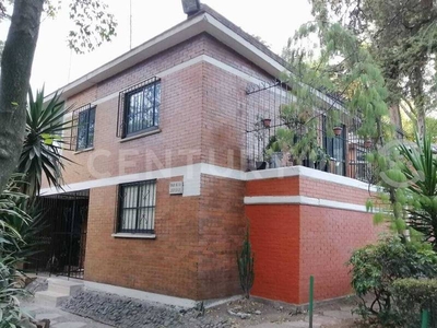 casa en 2 niveles recientemente remodelada y am...