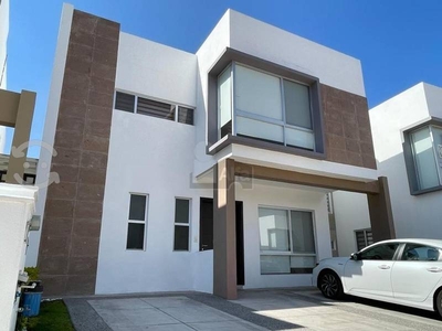 Casa en venta con amplia oficina