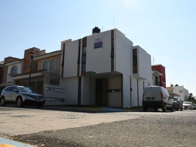 Casa en Cantera de Centinela, Zapopan, a un costado de Cañadas