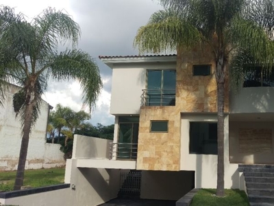 CASA EN VENTA COTO LAS ROSAS, VALLE REAL, ZAPOPAN.