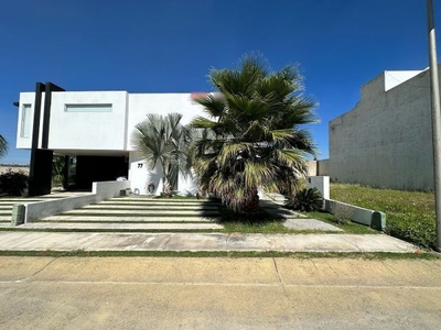 Casa en venta en Valle Imperial, Zapopan dentro de coto