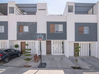 Casa en Venta en Zapopan Coto con 52 casas en Parques Zapopan