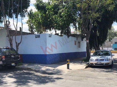 CASA SE VENDE COMO TERRENO, APROVECHA EXCELENTE UBICACIÓN SOBRE AVENIDA RÍO CONSULADO, TRES FRENTES!