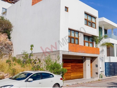 HERMOSA CASA EN VENTA, MILENIO SEC. III CON VISTA INCREIBLE