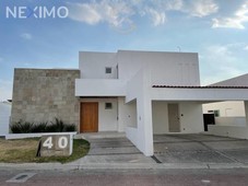 CASA EN VENTA DISEÑO ÚNICO, DENTRO DE UN CONDOMINI