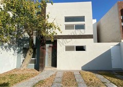 casa en venta, dos recamaras, primer sector de viñedos, amplio jardin