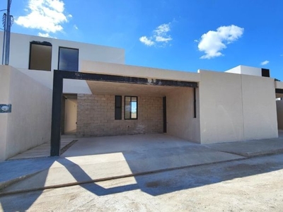 Casa nueva en venta 3 habitaciones piscina privada y cochera en Cholul Merida