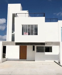 Hermosa Casa en El Refugio, Roof Garden, 3 Recamaras, Estudio, C.186m2, Lujo