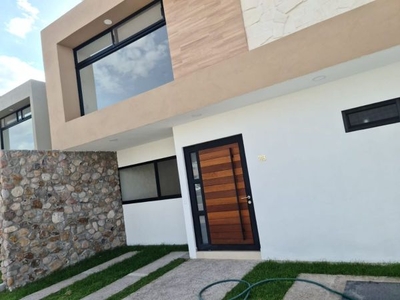 Linda Casa en Cañadas del Arroyo, 4ta Recamara en PB, Jardín, DOBLE ALTURA !