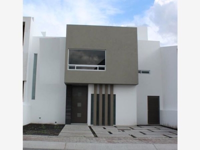 Se Vende Casa en Colinas de Juriquilla, Estudio en PB, Jardín, Pasillo Lateral