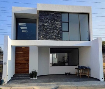 Casa nueva en Sierra Nogal en venta con recámara en planta baja.