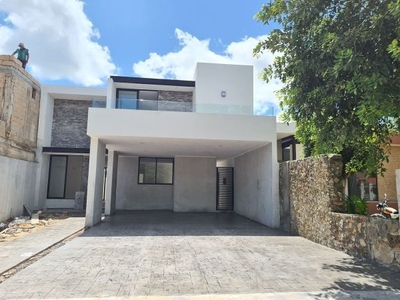 Venta casa 3 recámaras, cto servicio + alberca, Privada Residencial en Cholul