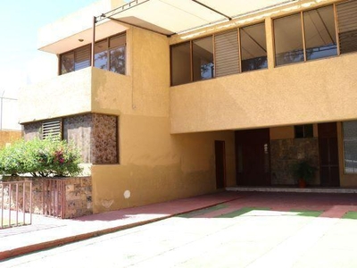 Casa con uso de suelo mixto en Jardines de Guadalupe, a una cuadra de Av. Patria