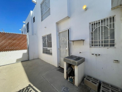 EN RENTA CASA 3 REC 3BAÑOS TERRAZA GRANDE LOMAS DE TERRABELLA EN TIJUANA CON ESTUFA, REFRI Y CAMA