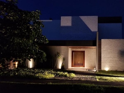 Exclusiva residencia en el Yucatán Country Club frente a campo de Golf