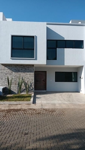 Hermosa casa en Los Almendros Residencial camino a San Isidro en venta
