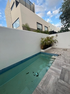 Doomos. Casa 3 Recámaras con PISCINA en RENTA. Residencial Arbolada, Cancun, Q.Roo