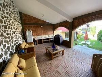 Doomos. Casa en Venta en Tlalpan Privada Colinas del Bosque 24-3066 JN