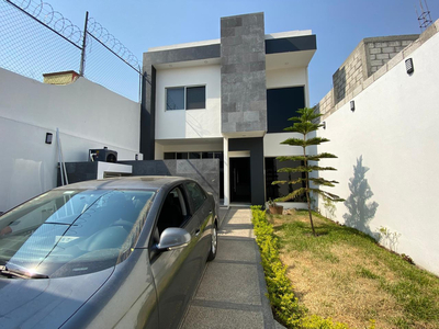 Casa En Venta En Fracc. Con Vigilancia. Ampliacion Vista Hermosa, Cuernavaca