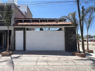 Doomos. Casa en venta en esquina san jose de los olvera, queretaro