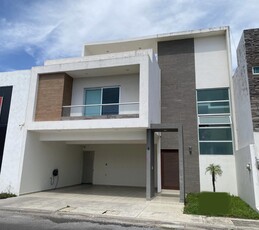 Doomos. LOMAS DEL SOL, Casa en VENTA o RENTA con ALBERCA, roof garden, estancia de TV y cuarto de servicio