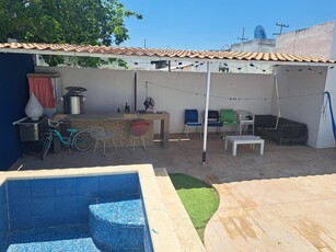 Doomos. Venta de casa en Las Américas con piscina y terraza bar de 2 Habitaciones