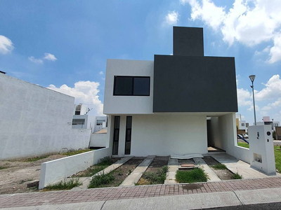 Se Vende Casa En Juriquilla San Isidro, Estudio O 4ta Recama