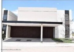 4 cuartos, 331 m casa en venta en lomas del campanario, queretaro