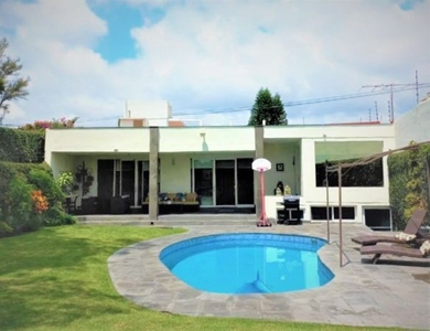 Casa con amplio jardín y alberca en venta en atractiva zona de Cuernavaca