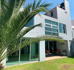 Casa en Venta en Ciudad Satélite. 4 recámaras.