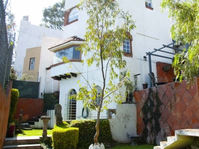 Casa en Venta en Vista del Valle, estilo colonial mexicano, con gran jardín
