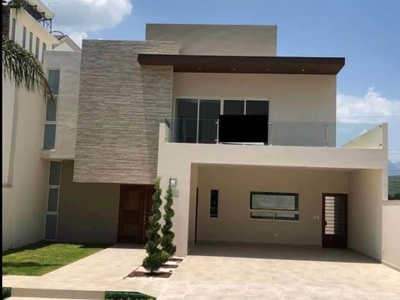 CASA EN VENTA FRACC VALLE DE CRISTAL SOBRE CARRETERA NACIONAL