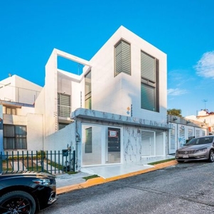 CASA HERMOSA EN VENTA REMODELADA EN JARDINES DE SATÉLITE