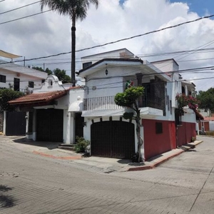 Casa sola en CUERNAVACA De 3 Niveles Con Alberca