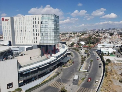 Departamento frente a plaza comercial en venta, con una de las mejores vistas al centro de la Ciudad de Querétaro.