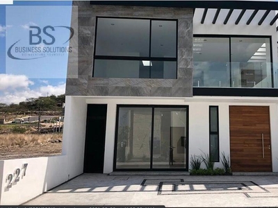 Doomos. AV/ Casa Venta 4 recamaras Lomas de Juriquilla Queretaro