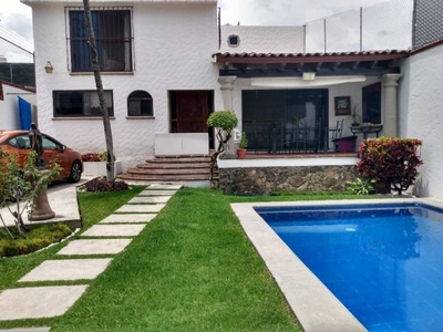 En Venta en Cuernavaca interesante e impecable casa sola con alberca y jardin