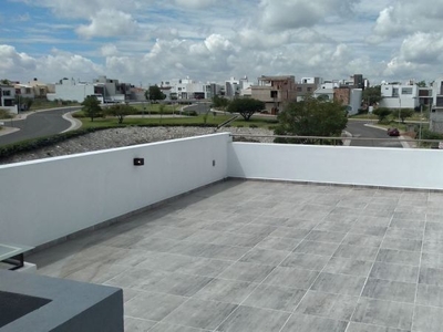 En Venta Hermosa Residencia en Colinas de Juriquilla, T. 200 m2, C.350 m2, Lujo.