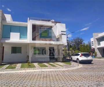 EXCELENTE CASA EN CAPELLANIA LOMAS DE ANGELOPOLIS CON ROOF GARDEN