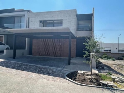 Hermosa Casa en Altozano, Estudio o 4ta Recamara en PB, Doble Altura, Jardín.