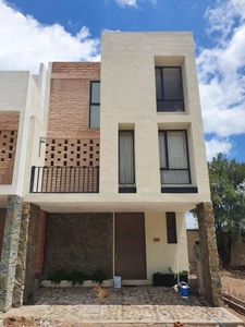 Hermosa Casa en Juriquilla, 3 Niveles, 3 Recamaras, 3.5 Baños, Equipada, Lujo