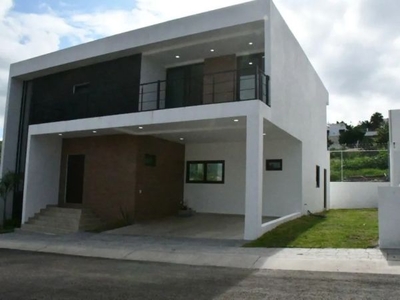Hermosa casa grande en Venta en Villa de Irapuato, En privada Santa Fé.